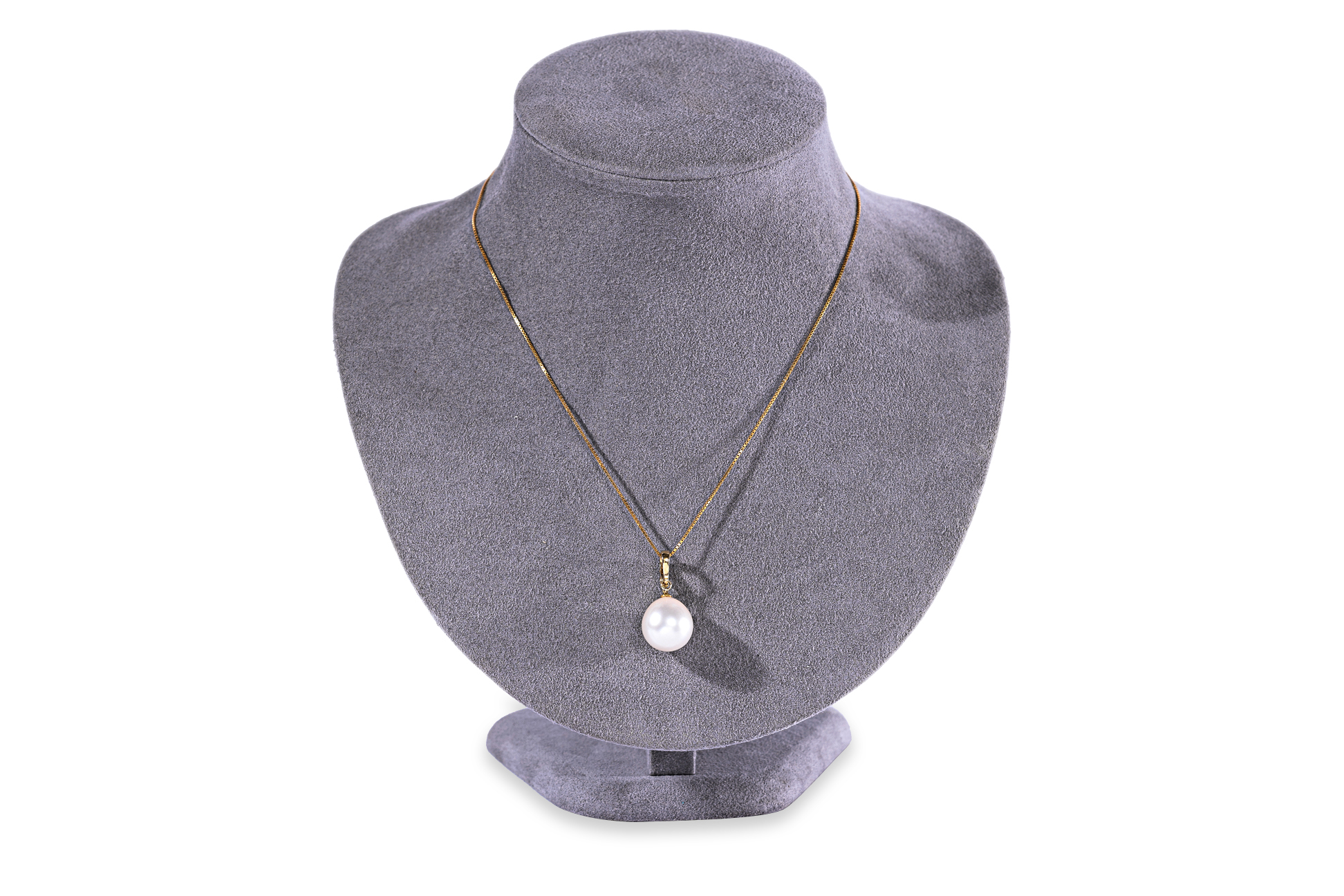 AN OFF-ROUND CULTURED SOUTH SEA PEARL PENDANT ON CHAIN - Image 2 of 9