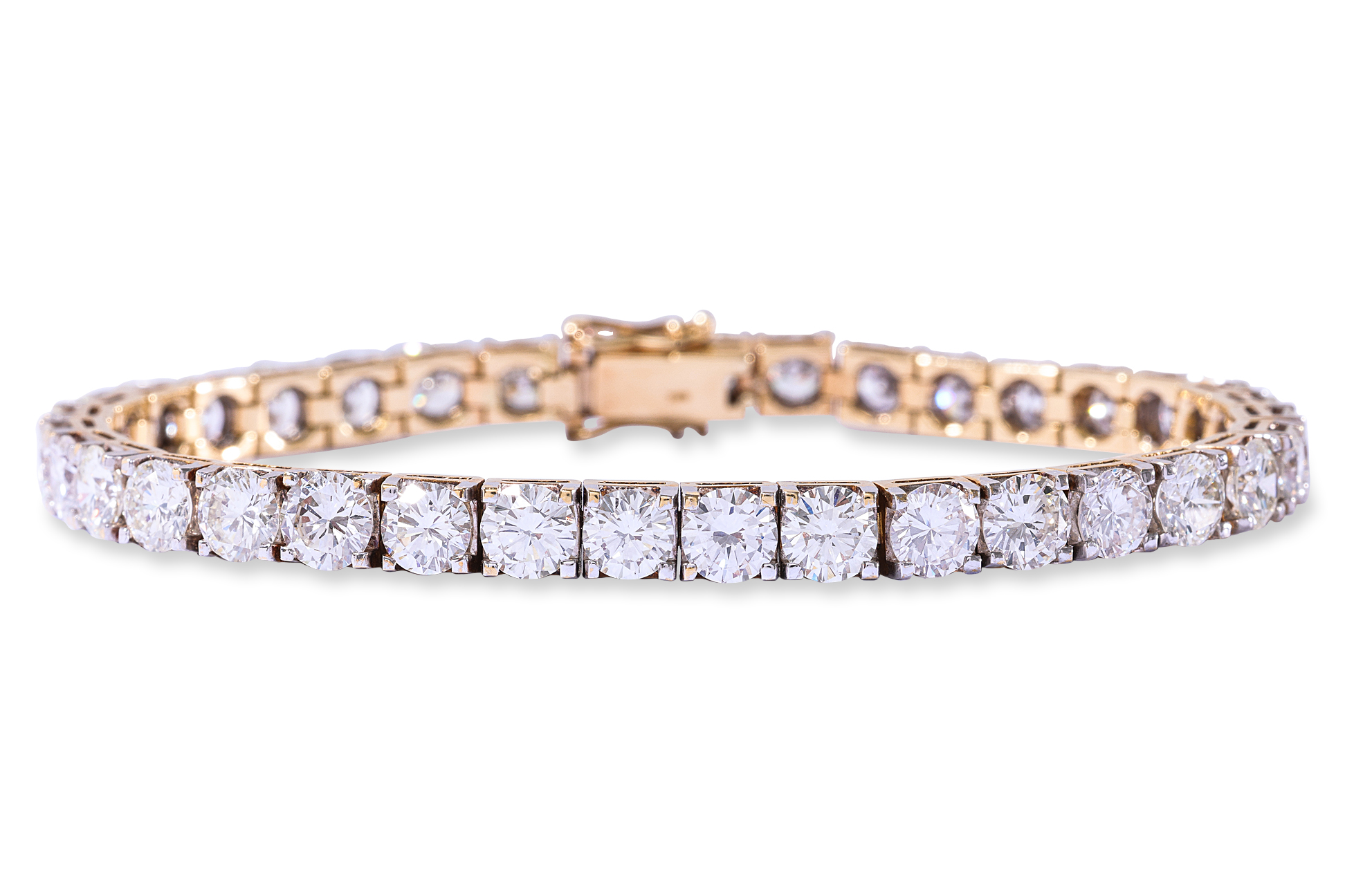 A FINE DIAMOND TENNIS BRACELET