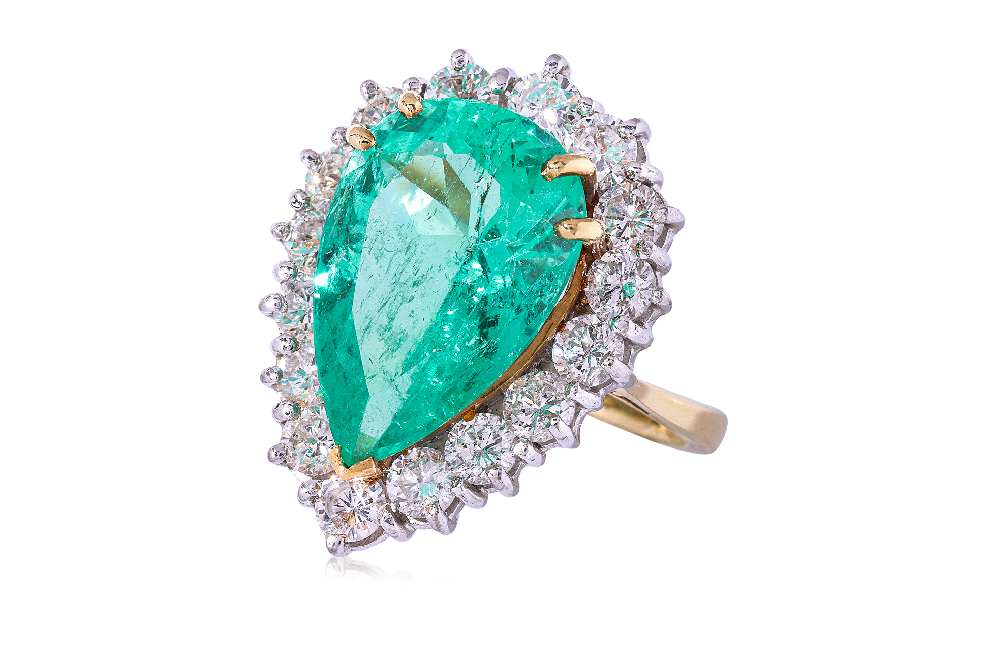 A COLOMBIAN EMERALD AND DIAMOND CLUSTER RING
