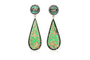 A PAIR OF GOLD OVERLAID GREEN GLASS DROP EARRINGS
