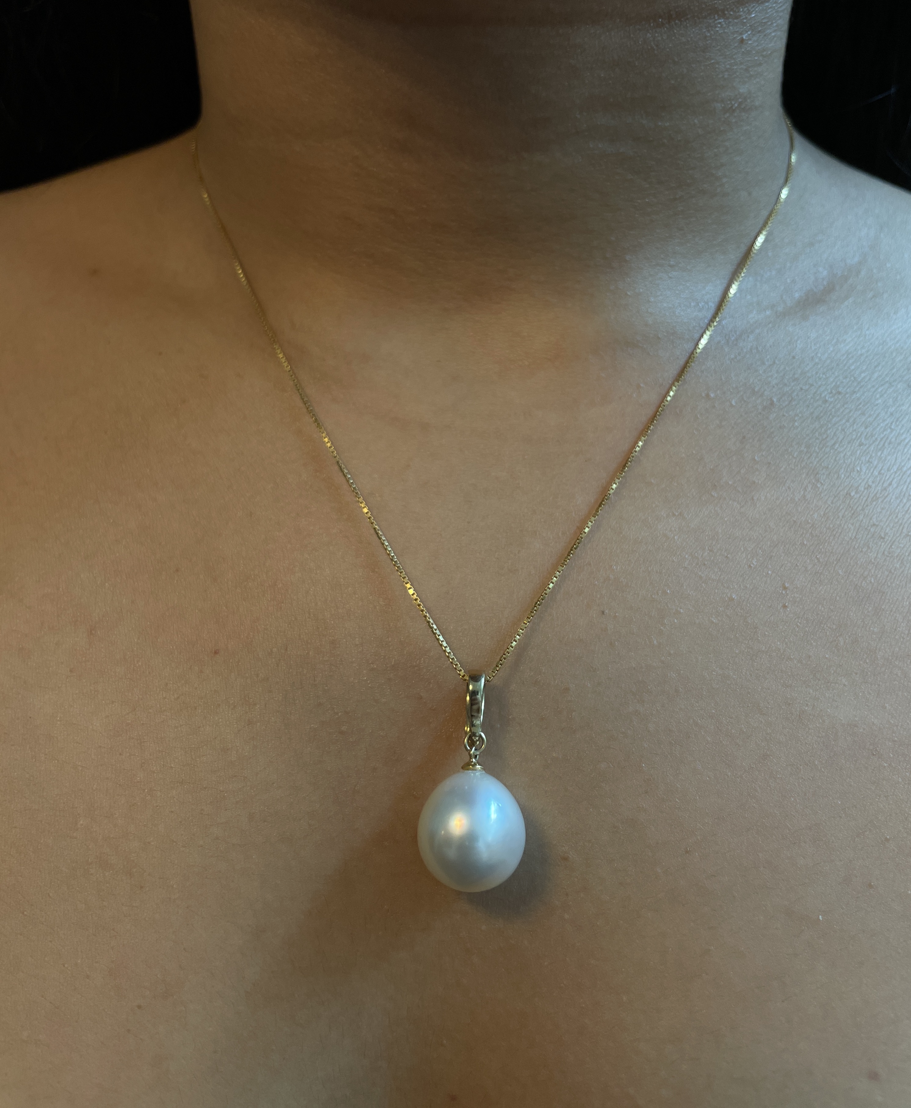 AN OFF-ROUND CULTURED SOUTH SEA PEARL PENDANT ON CHAIN - Image 4 of 9