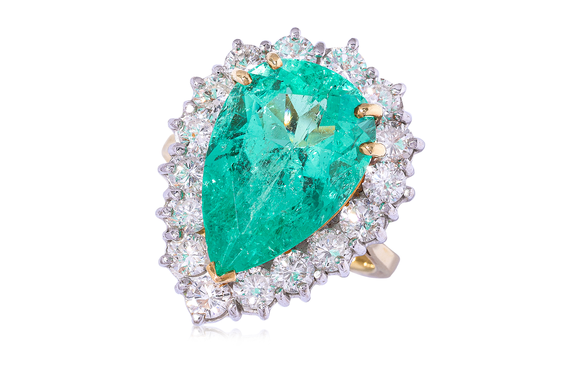 A COLOMBIAN EMERALD AND DIAMOND CLUSTER RING - Image 2 of 14