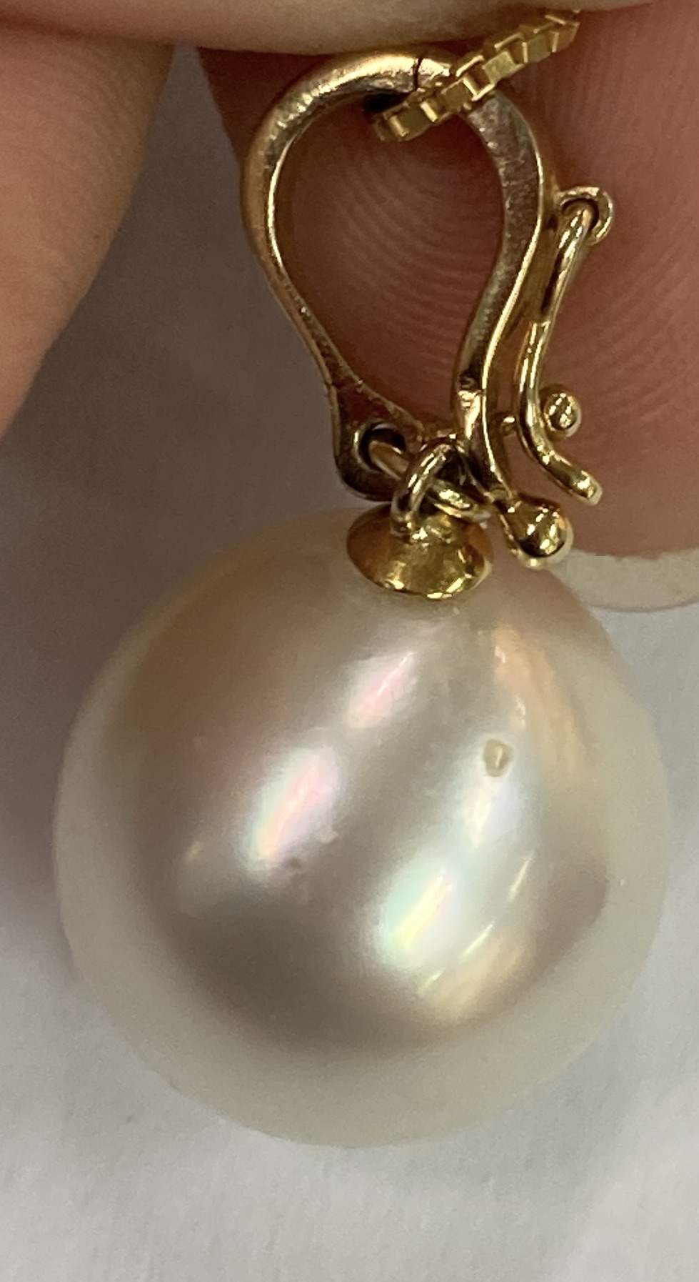 AN OFF-ROUND CULTURED SOUTH SEA PEARL PENDANT ON CHAIN - Image 7 of 9