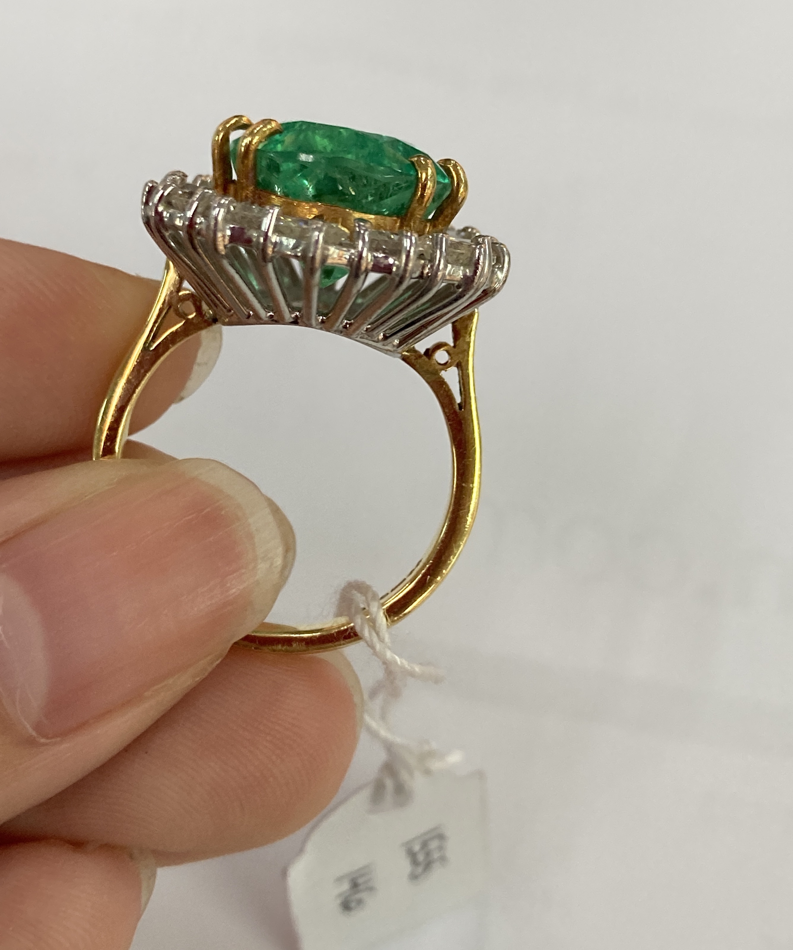 A COLOMBIAN EMERALD AND DIAMOND CLUSTER RING - Image 11 of 14