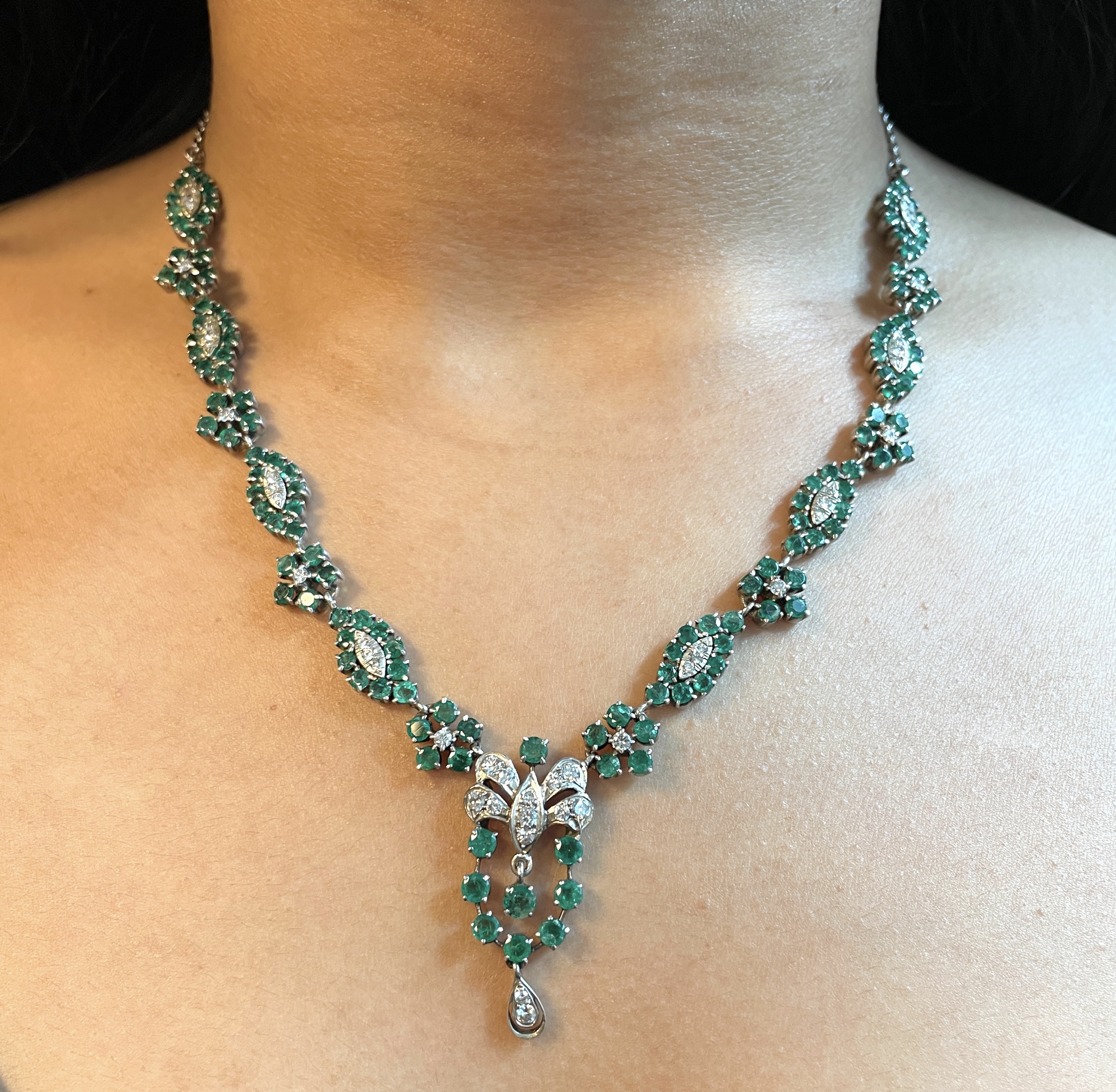 AN EMERALD AND DIAMOND NECKLACE - Image 5 of 5