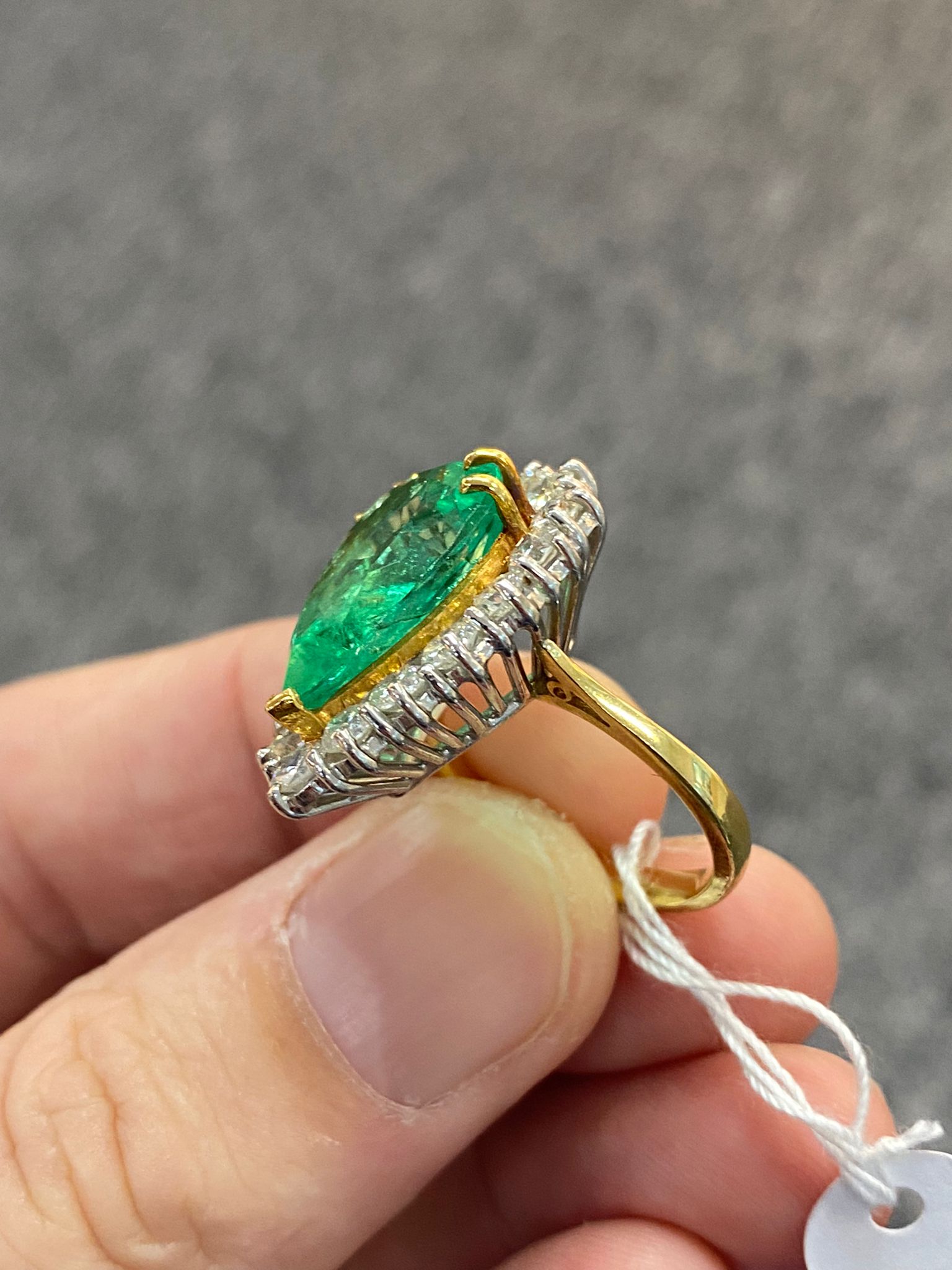 A COLOMBIAN EMERALD AND DIAMOND CLUSTER RING - Image 12 of 14