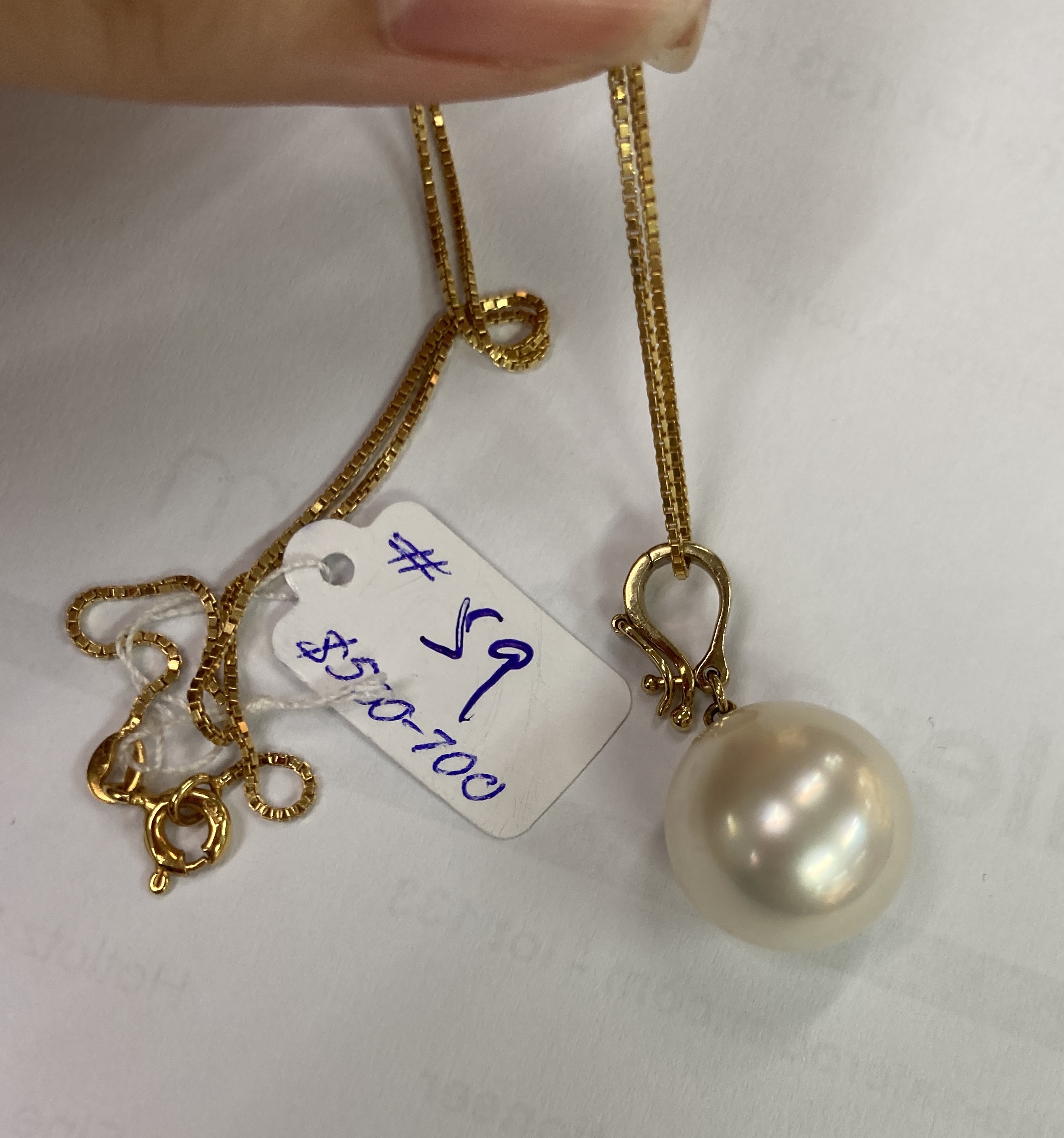 AN OFF-ROUND CULTURED SOUTH SEA PEARL PENDANT ON CHAIN - Image 5 of 9