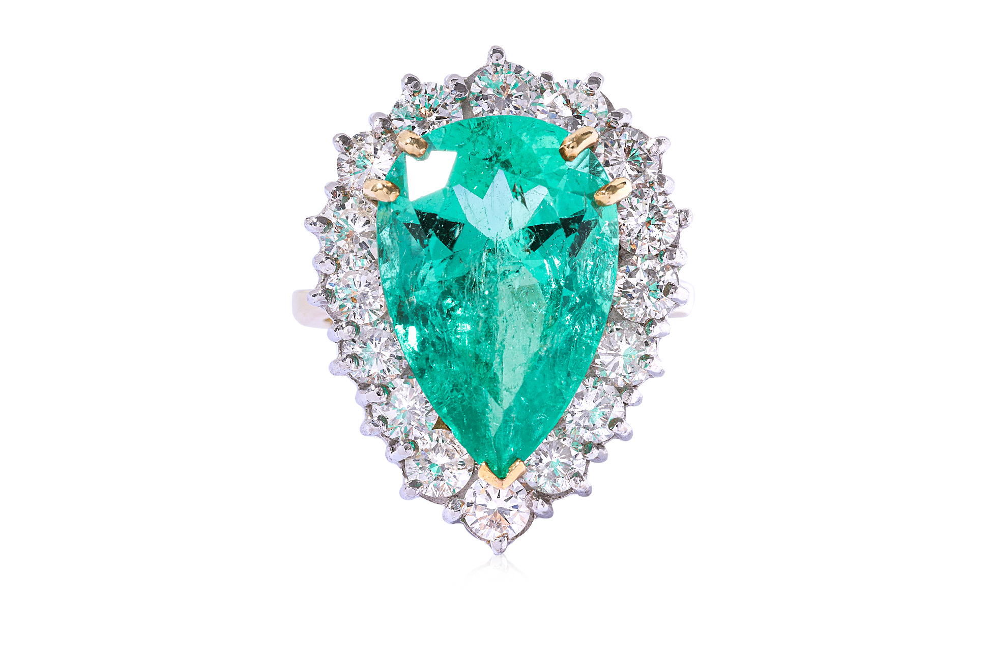 A COLOMBIAN EMERALD AND DIAMOND CLUSTER RING - Image 3 of 14