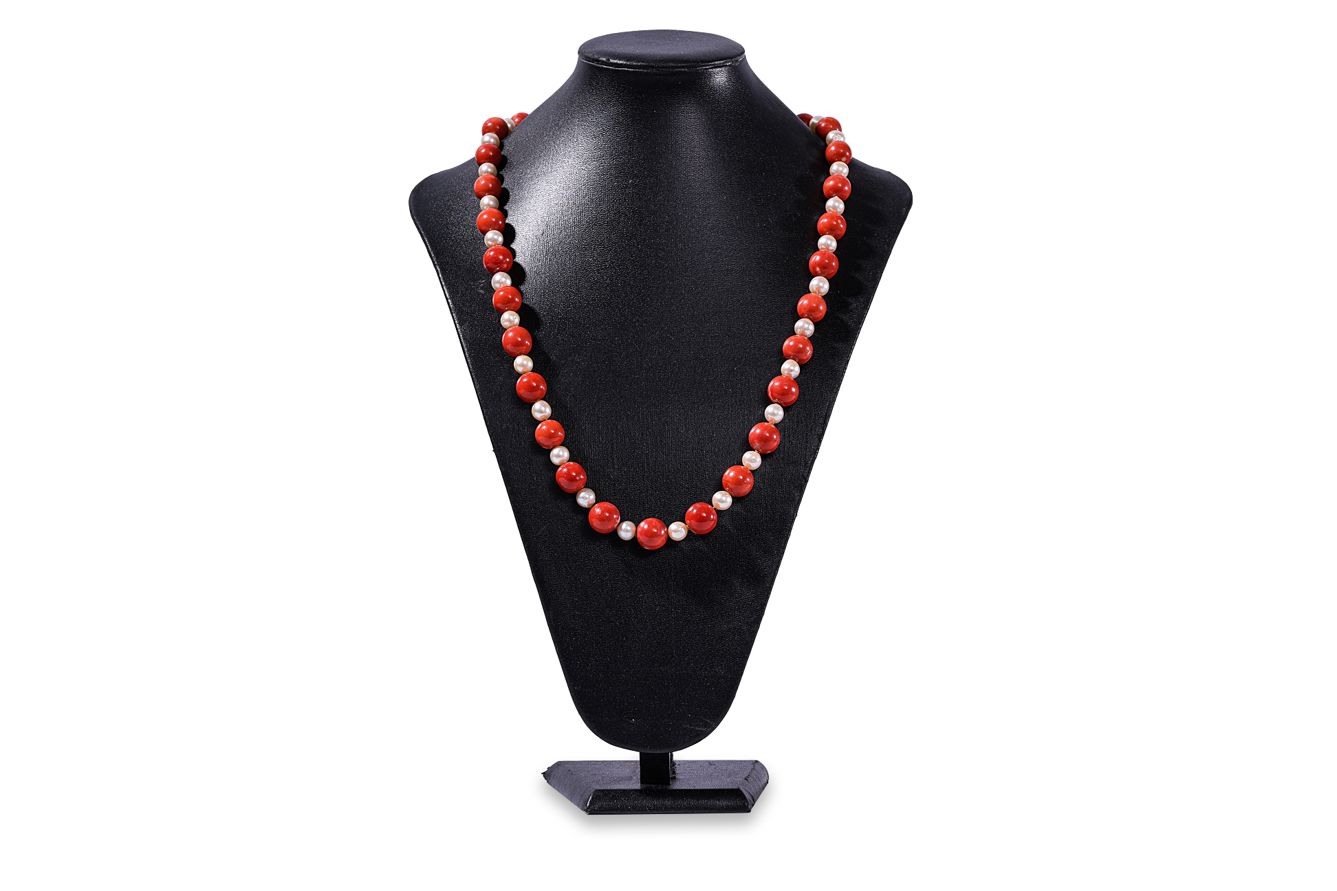 A LONG CORAL AND CULTURED PEARL STRAND ON A MABE PEARL CLASP - Image 4 of 6