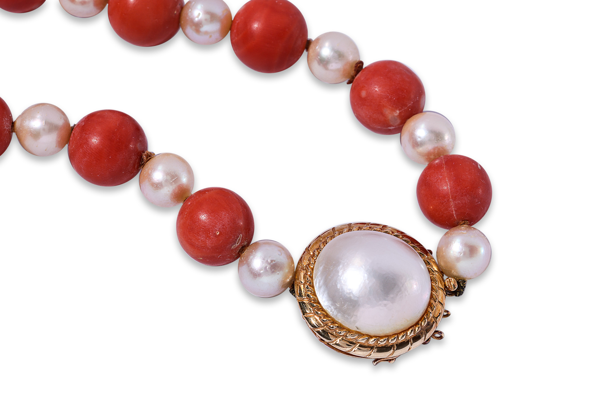 A LONG CORAL AND CULTURED PEARL STRAND ON A MABE PEARL CLASP - Image 2 of 6
