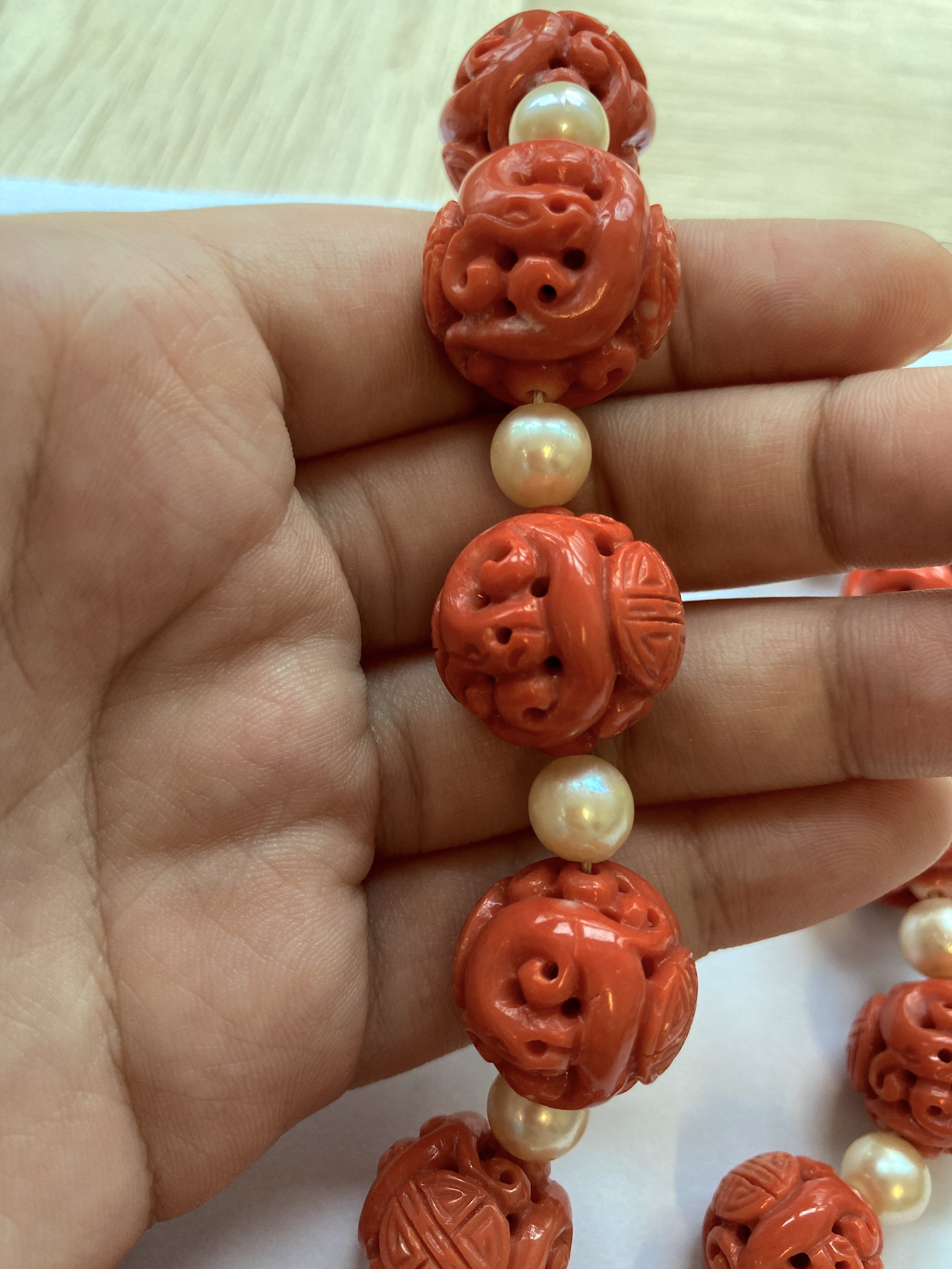 A LONG CARVED CORAL AND CULTURED PEARL NECKLACE - Image 8 of 9