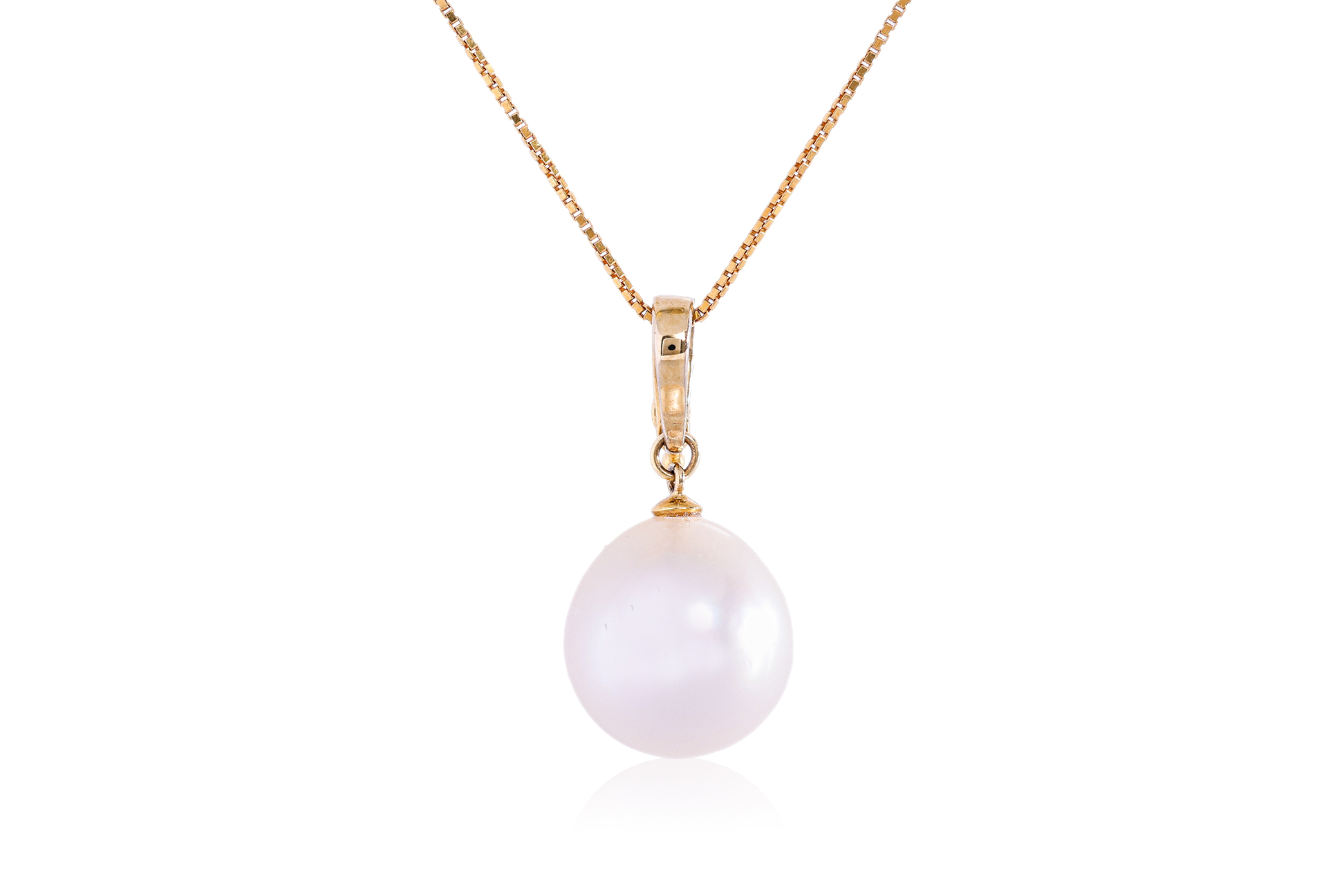 AN OFF-ROUND CULTURED SOUTH SEA PEARL PENDANT ON CHAIN