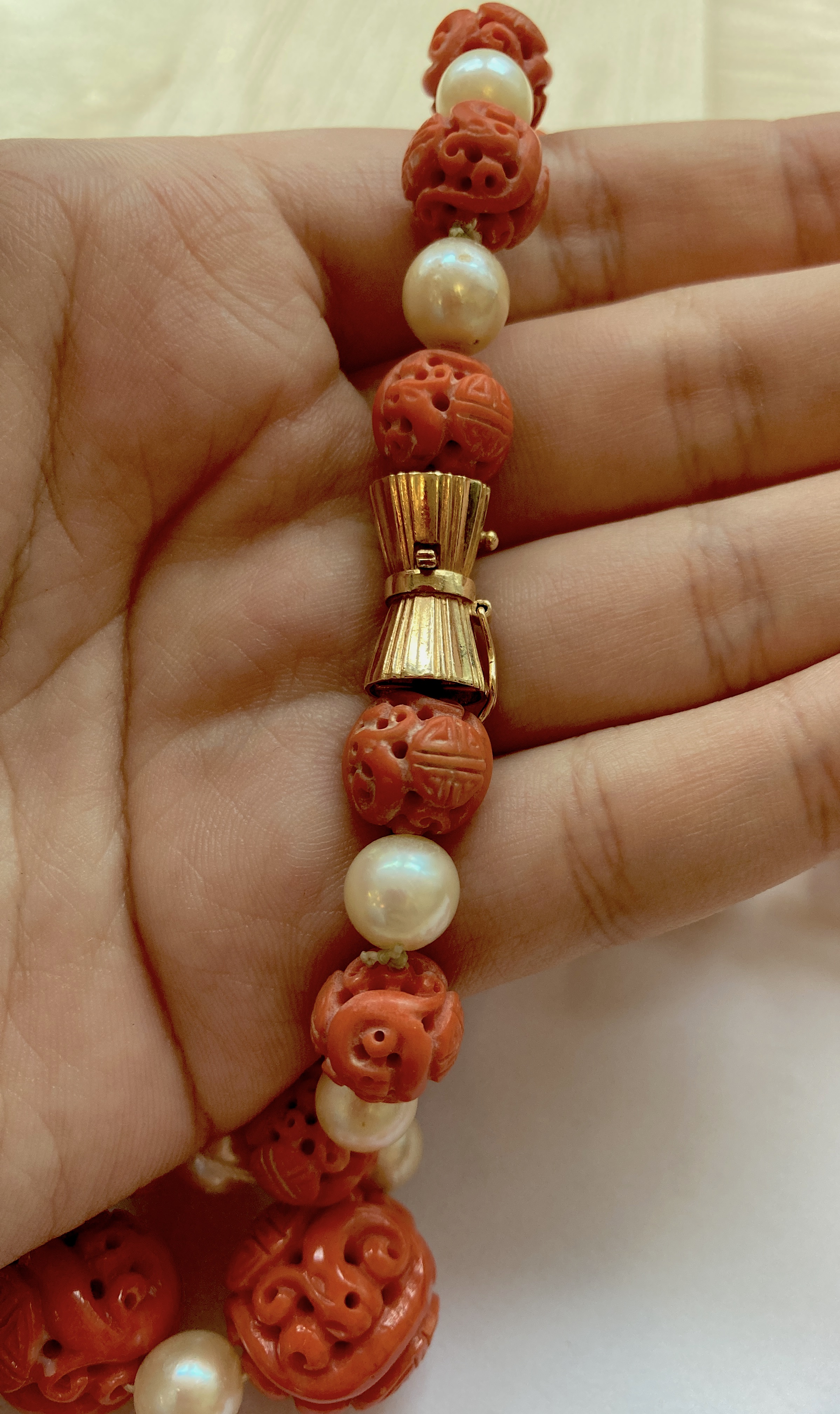 A LONG CARVED CORAL AND CULTURED PEARL NECKLACE - Image 9 of 9