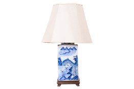 A BLUE AND WHITE PORCELAIN TABLE LAMP