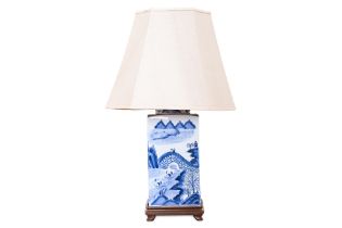 A BLUE AND WHITE PORCELAIN TABLE LAMP