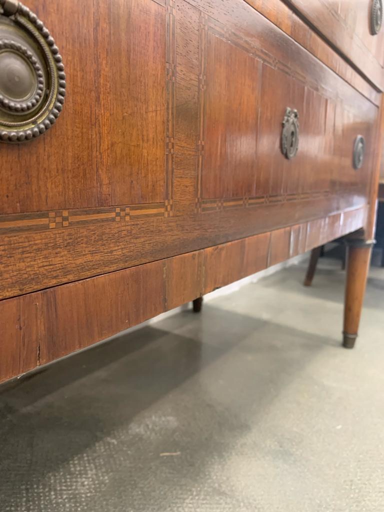 A FRENCH DIRECTOIRE MARQUETRY COMMODE - Image 9 of 24