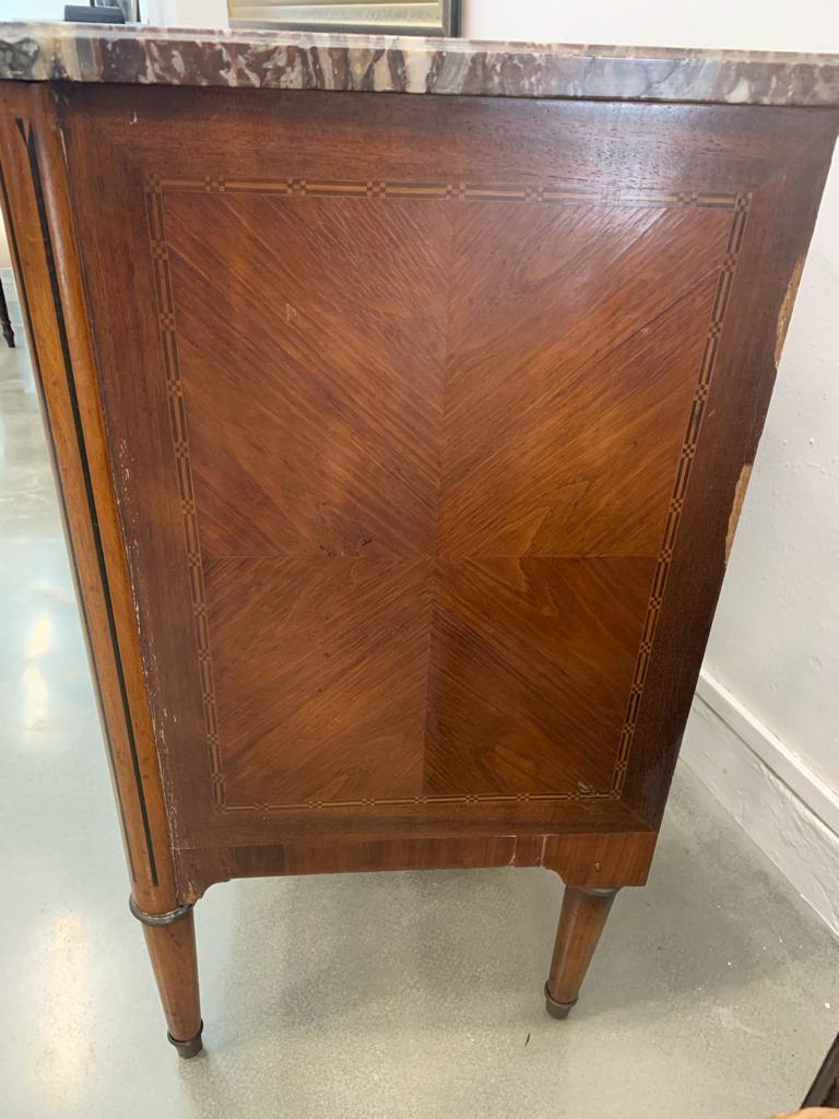 A FRENCH DIRECTOIRE MARQUETRY COMMODE - Image 13 of 24