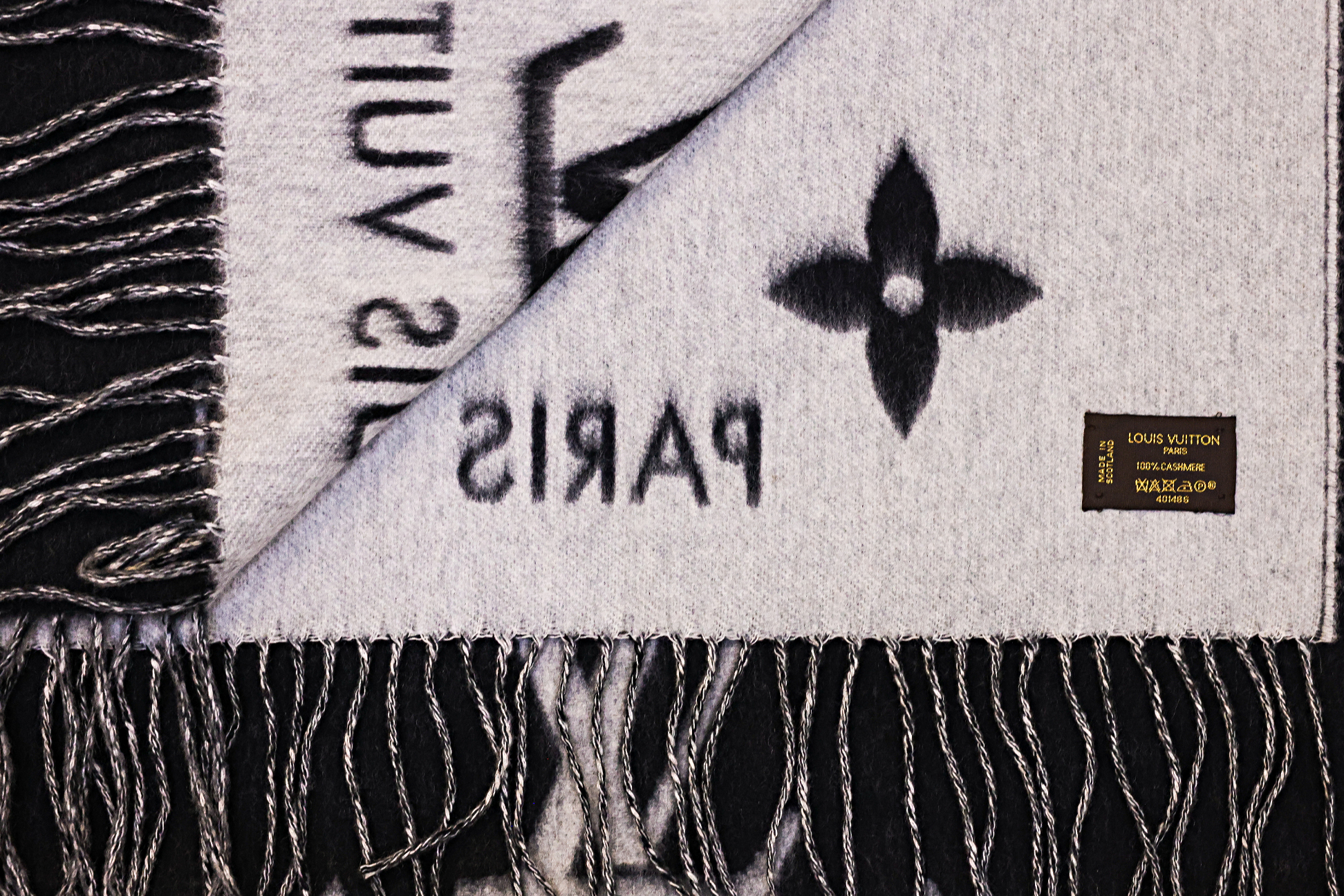 A LOUIS VUITTON CASHMERE SCARF - Image 3 of 3