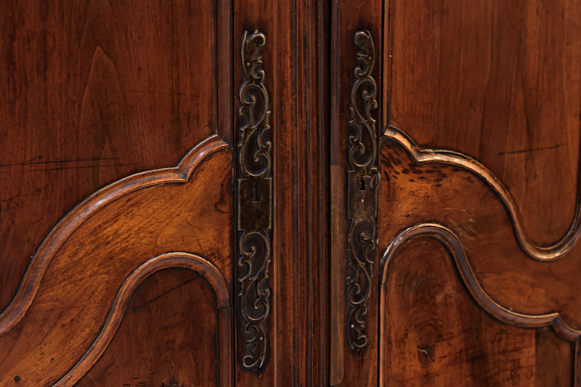 AN ANTIQUE FRENCH PROVINCIAL ARMOIRE - Image 2 of 3