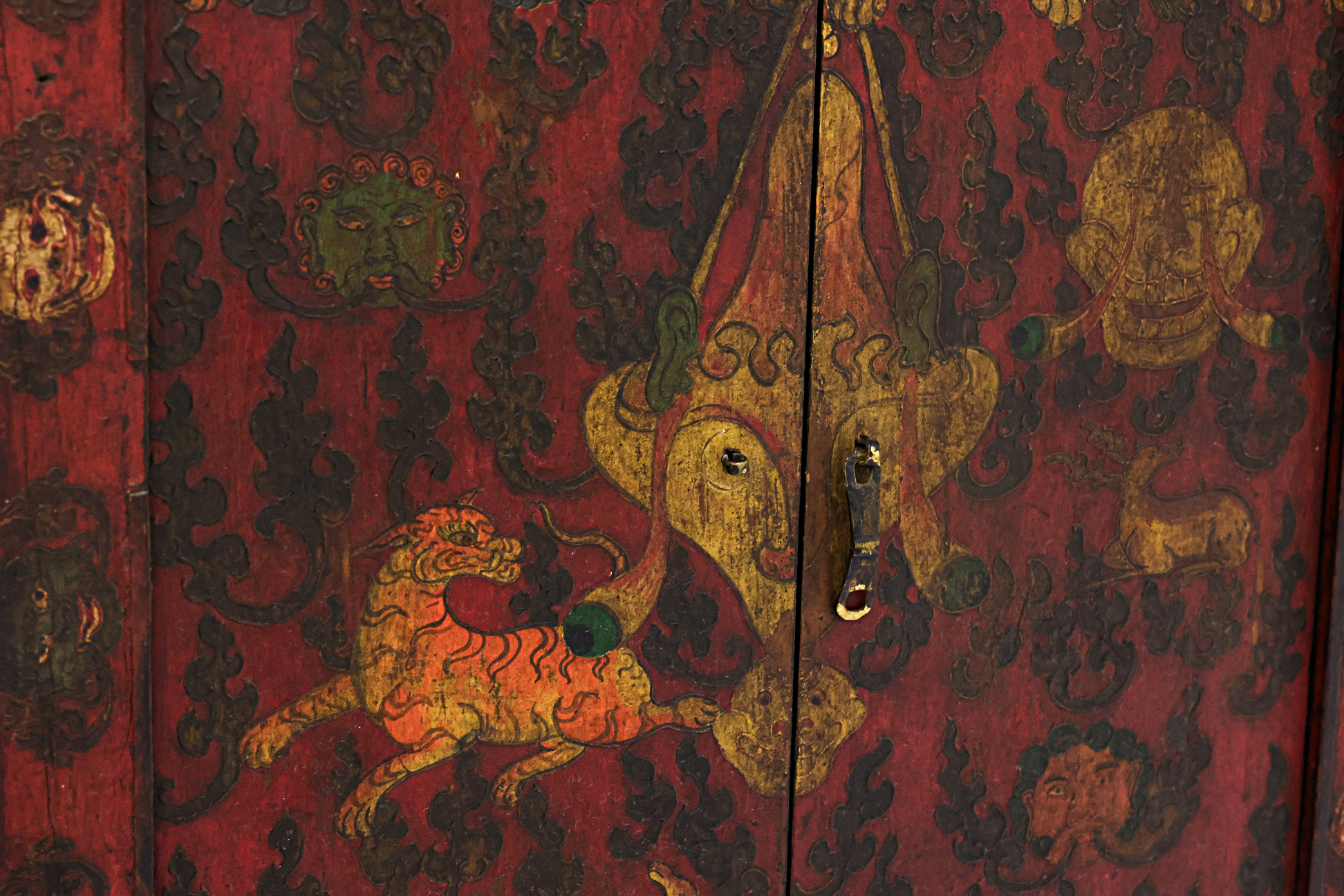 A TIBETAN RED GESSO CABINET - Image 3 of 3