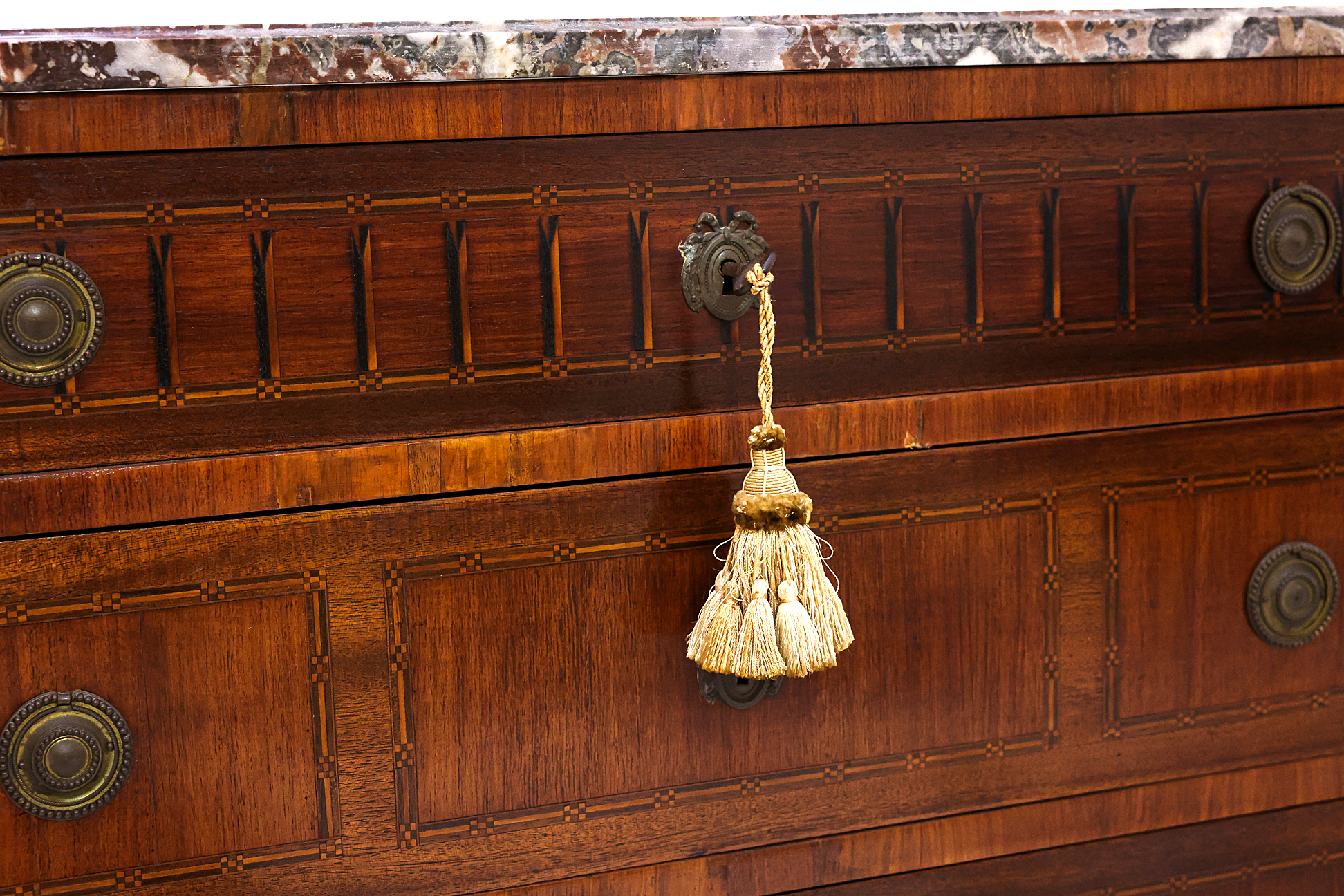 A FRENCH DIRECTOIRE MARQUETRY COMMODE - Image 2 of 24