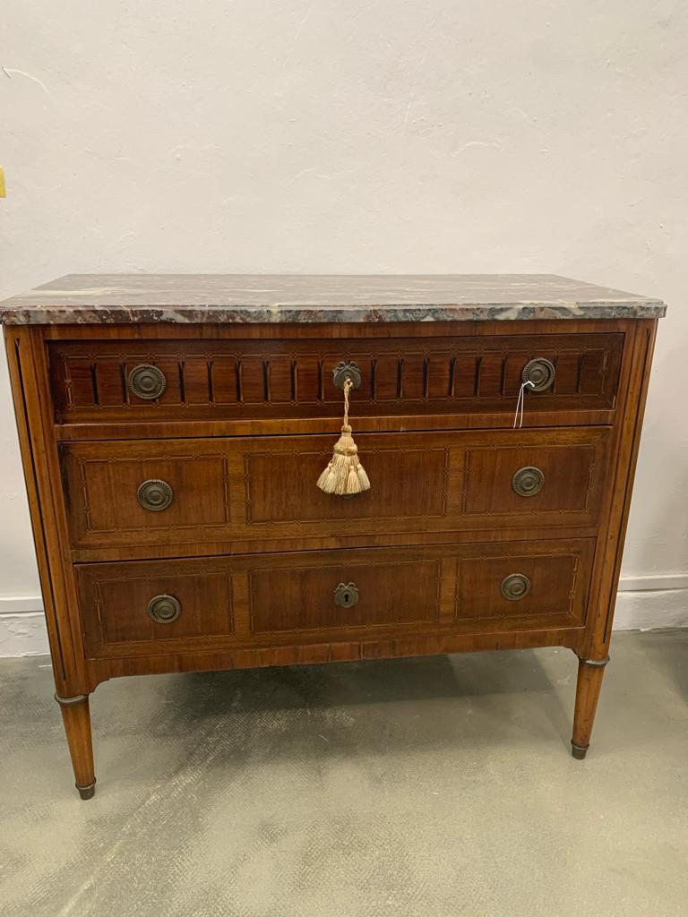 A FRENCH DIRECTOIRE MARQUETRY COMMODE - Image 6 of 24