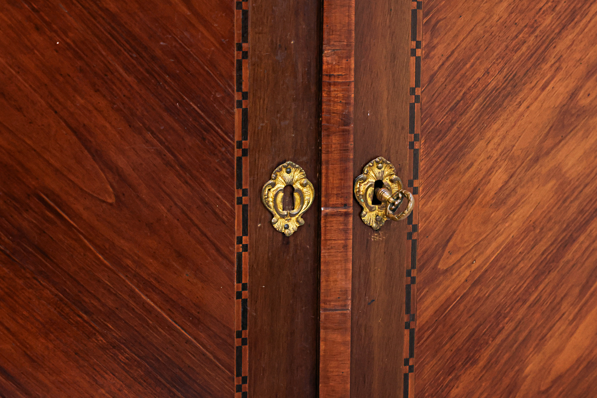 A FRENCH PARQUETRY ARMOIRE - Image 2 of 23