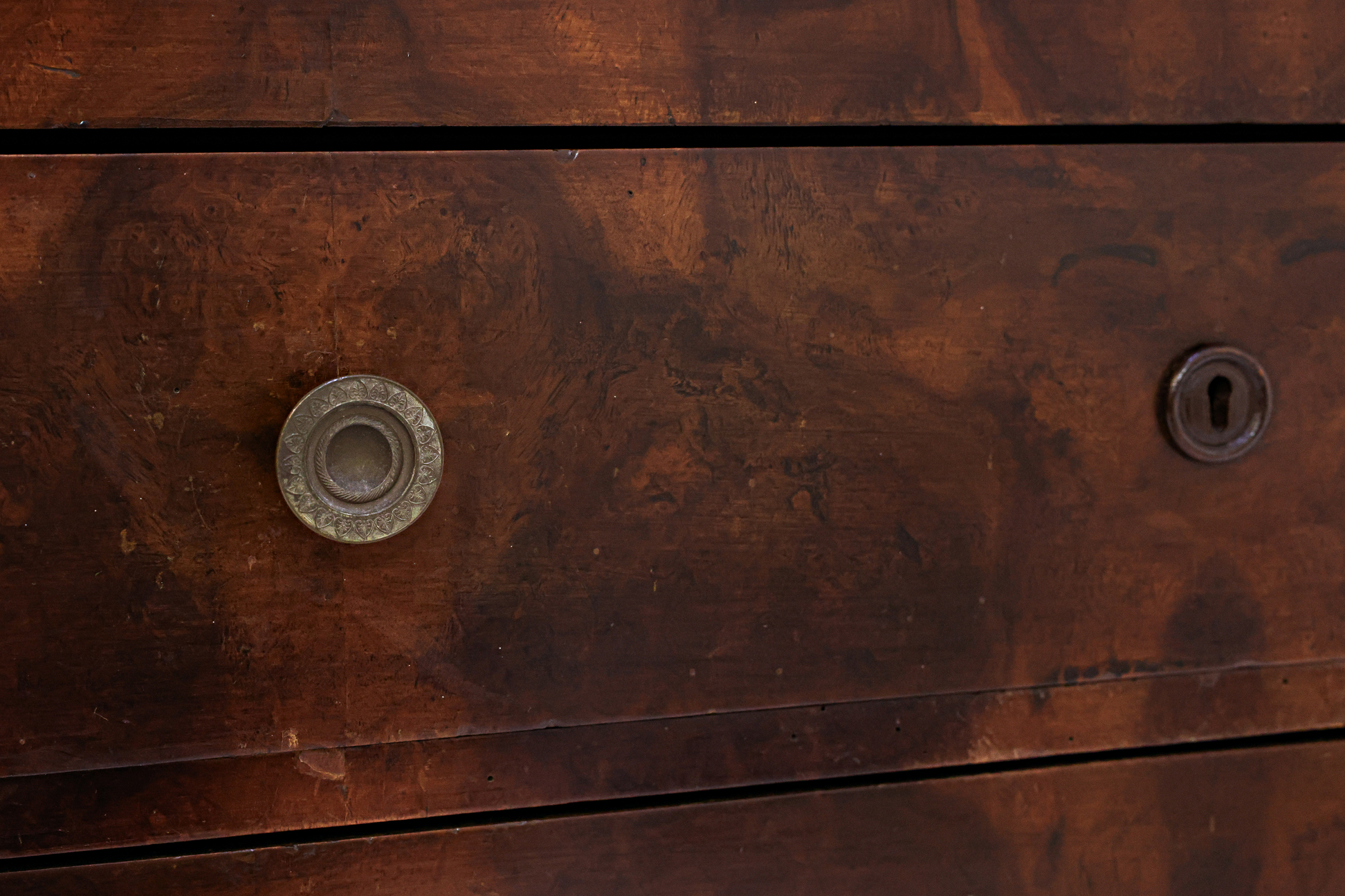 A FRENCH WALNUT CHEST OF DRAWERS - Image 3 of 3