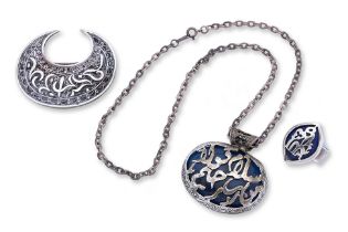 A GROUP OF MIDDLE EASTERN SILVER / WHITE METAL JEWELLERY