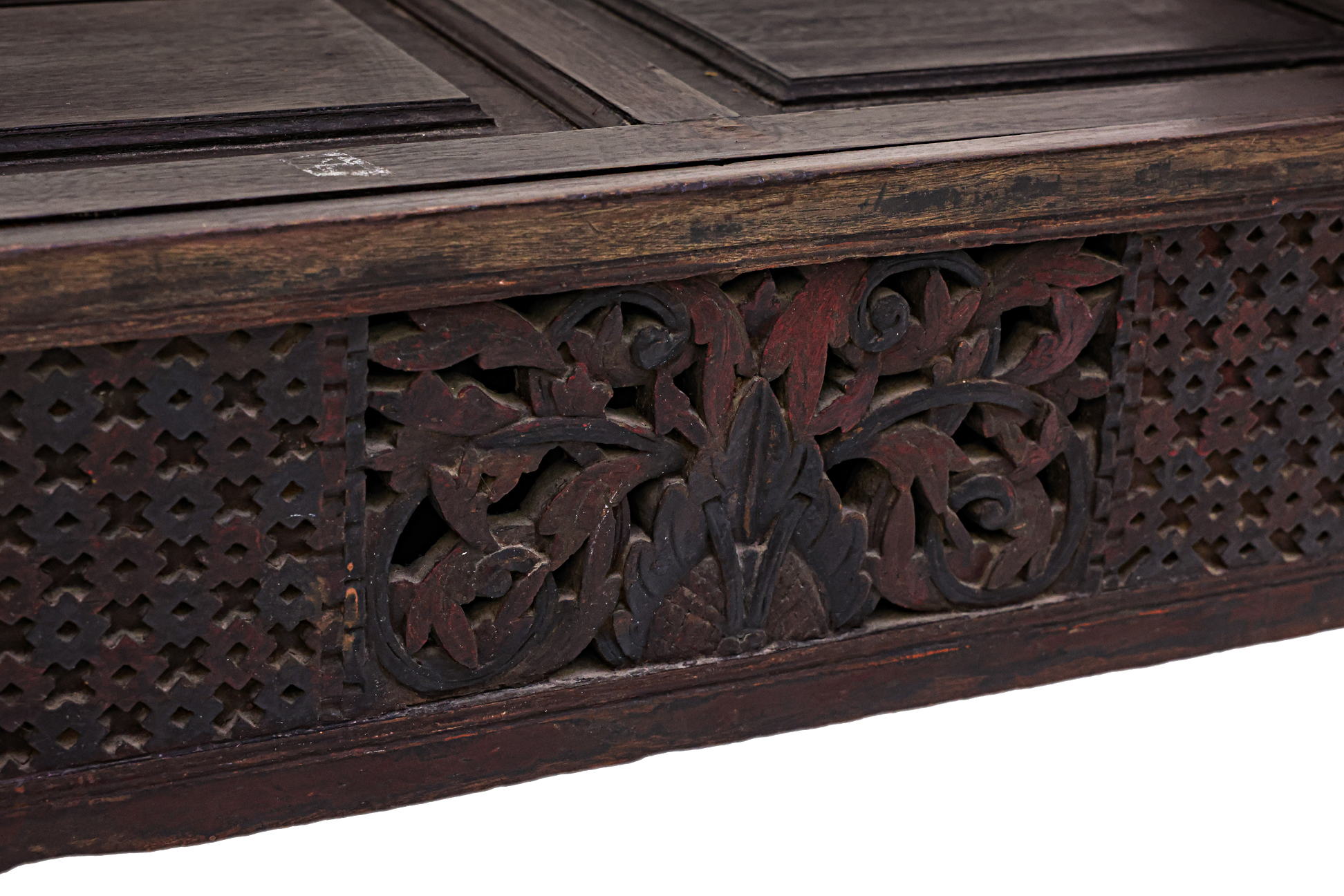 AN INDIAN BENCH SEAT WITH CHEST BELOW - Image 2 of 3