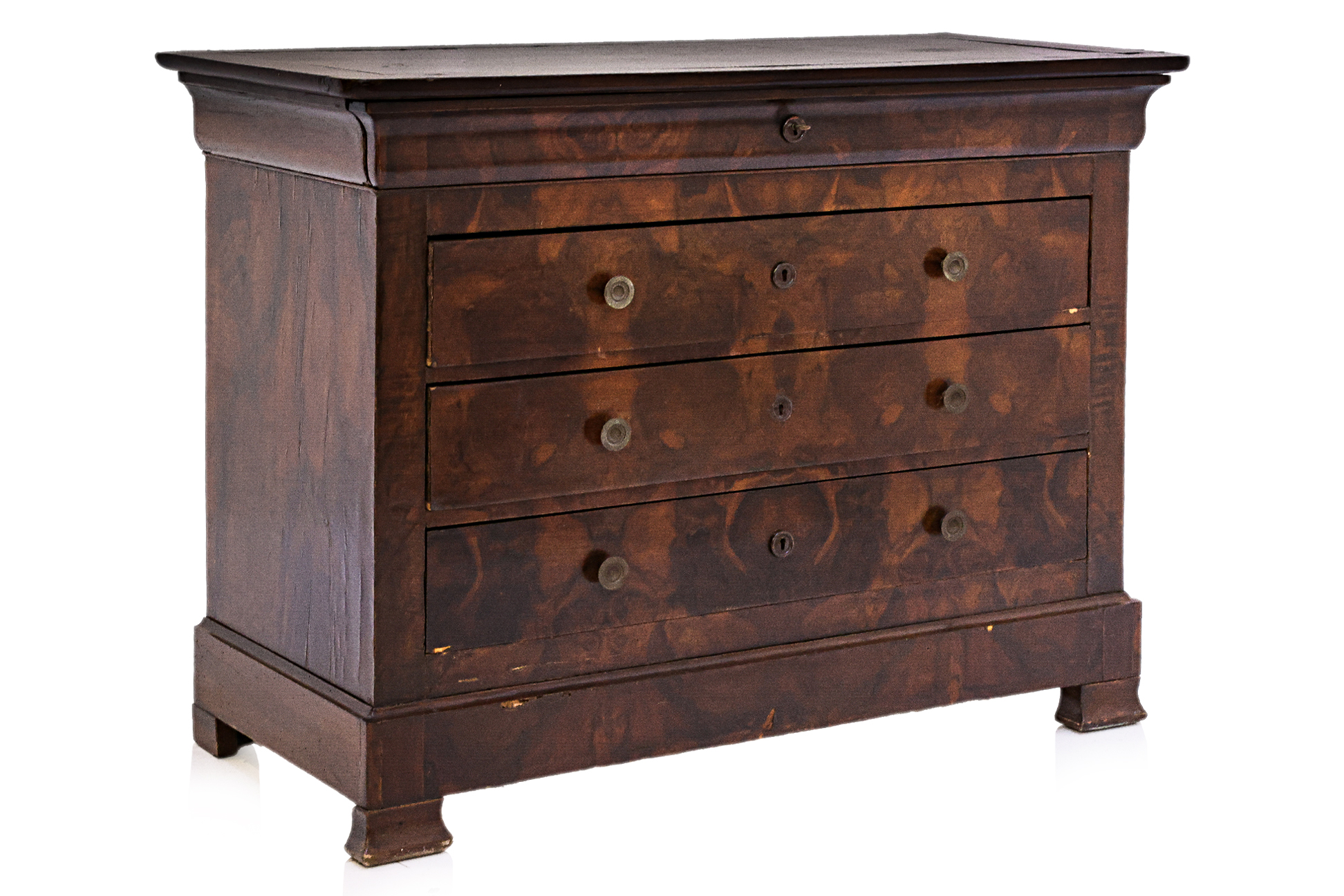 A FRENCH WALNUT CHEST OF DRAWERS