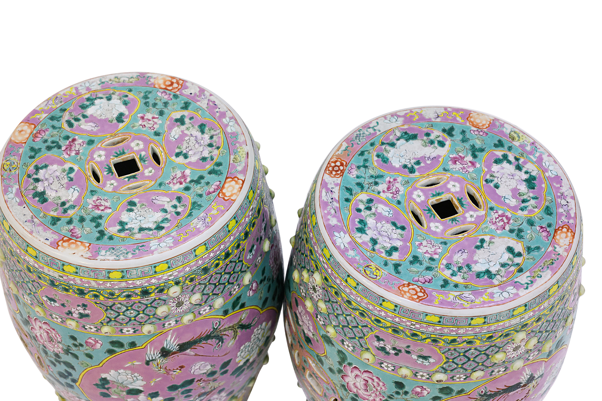 AN OPPOSING OR MIRRORED PAIR OF FAMILLE ROSE PORCELAIN DRUM STOOLS - Image 3 of 4