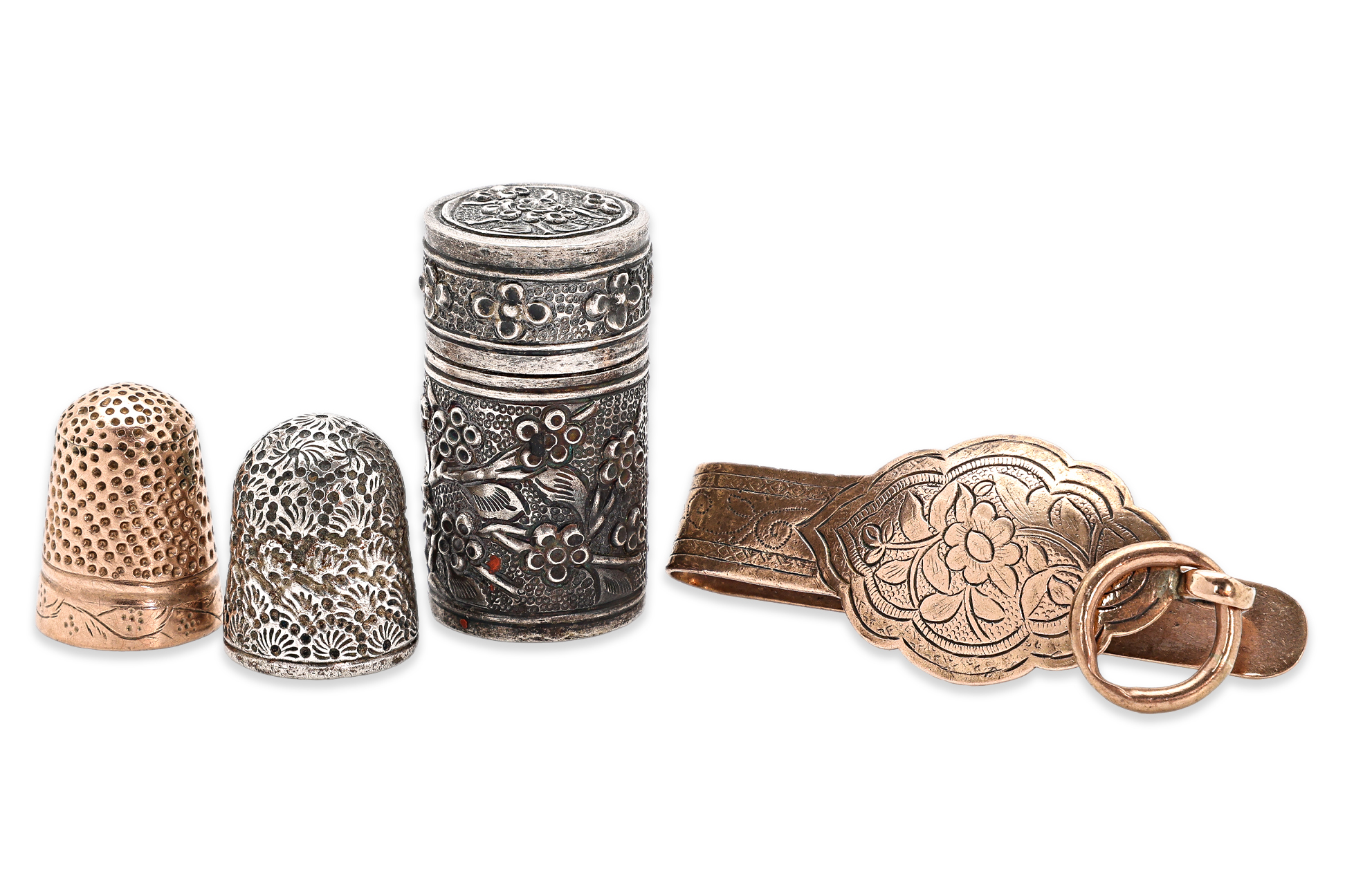 A GROUP OF GOLD AND SILVER ACCESSORIES