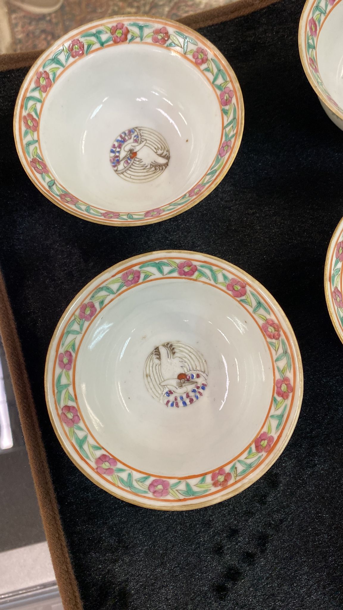 A SET OF FIVE FAMILLE ROSE 'CHICKEN' BOWLS - Image 8 of 8