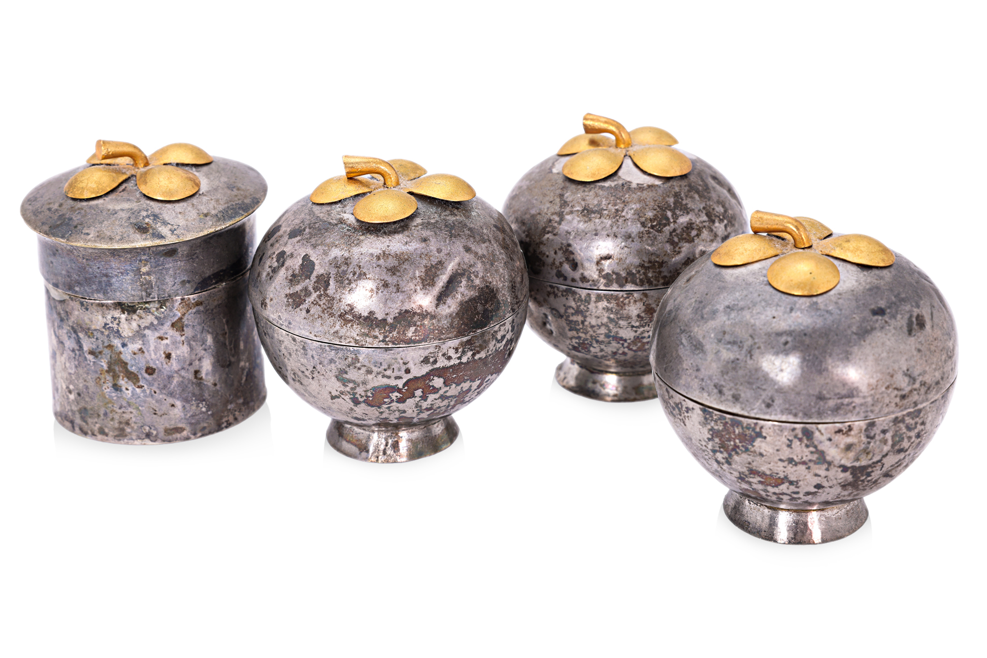 A SILVER SIREH SET AND THREE CUTTERS - Image 2 of 3