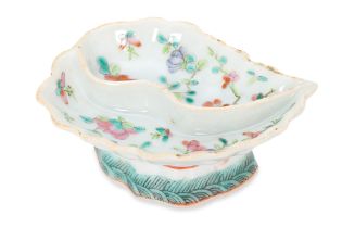A FAMILLE ROSE LEAF-SHAPED FOOTED DISH