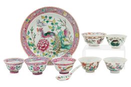 A GROUP OF FAMILLE ROSE BOWLS, A PLATE AND A SPOON