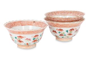 A SET OF THREE FAMILLE ROSE 'CRANE' TEA BOWLS