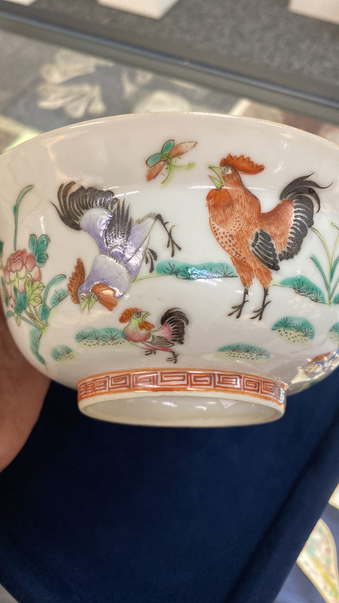 A SET OF FIVE FAMILLE ROSE 'CHICKEN' BOWLS - Image 5 of 8