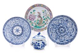 A GROUP OF FOUR PORCELAIN ITEMS