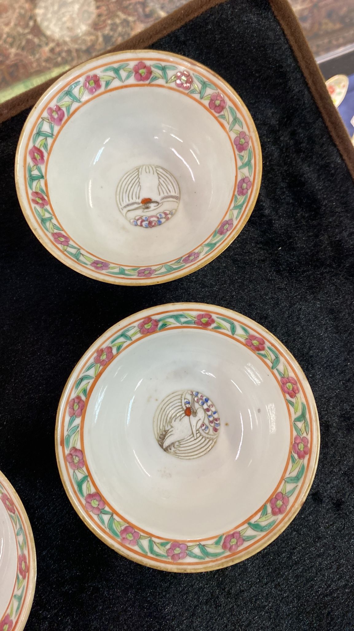 A SET OF FIVE FAMILLE ROSE 'CHICKEN' BOWLS - Image 7 of 8