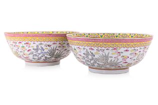 A PAIR OF LARGE FAMILLE ROSE PORCELAIN BOWLS