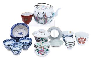A GROUP OF ASSORTED ORIENTAL PORCELAIN ITEMS