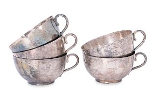 A SET OF FIVE ENGLISH EDWARDIAN SILVER TEA CUPS