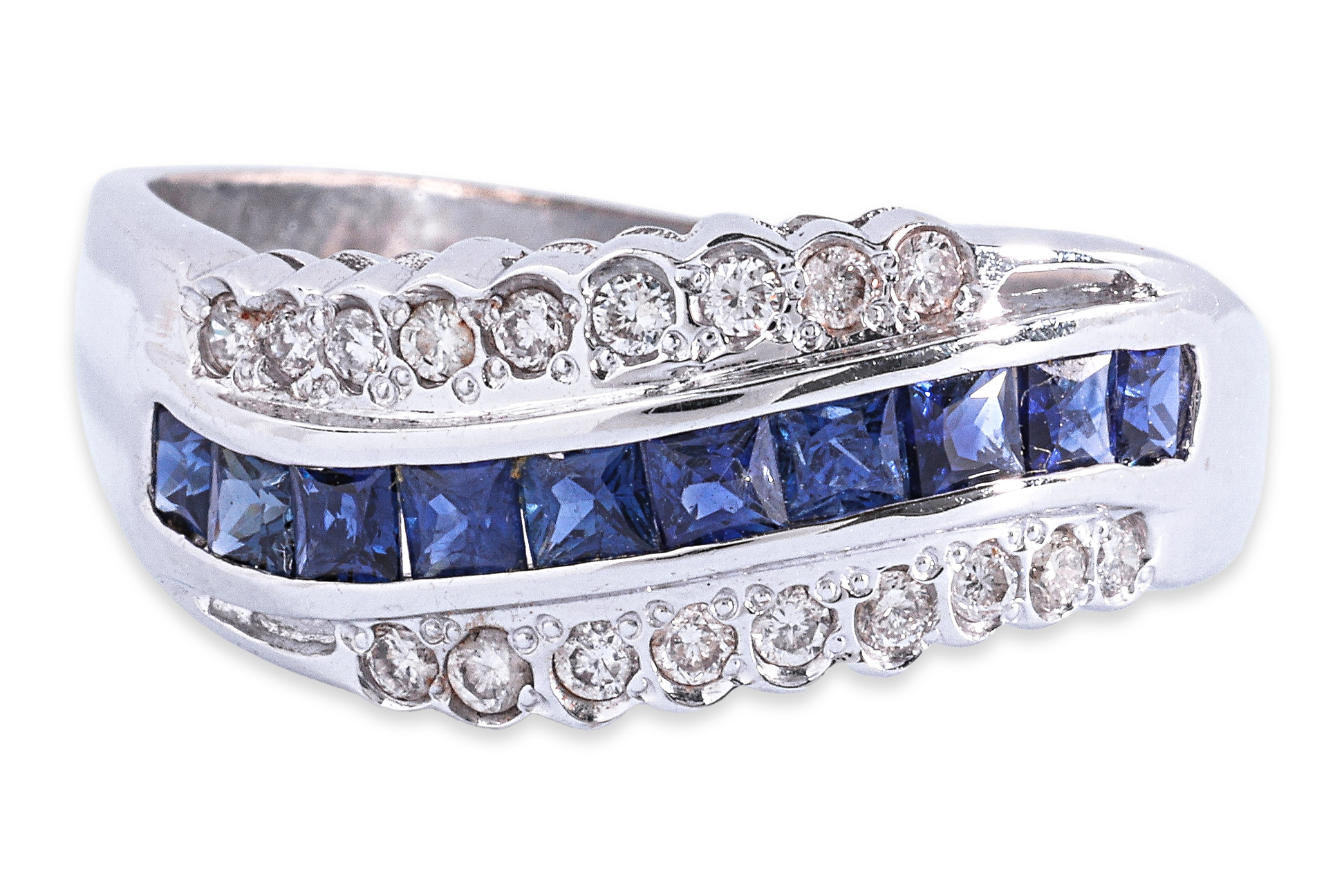 A SAPPHIRE AND DIAMOND RING - Image 2 of 4