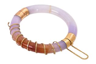 A GOLD MOUNTED JADE BANGLE