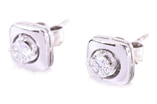 A PAIR OF DIAMOND STUD EARRINGS