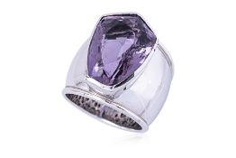 AN AMETHYST AND WHITE GOLD RING