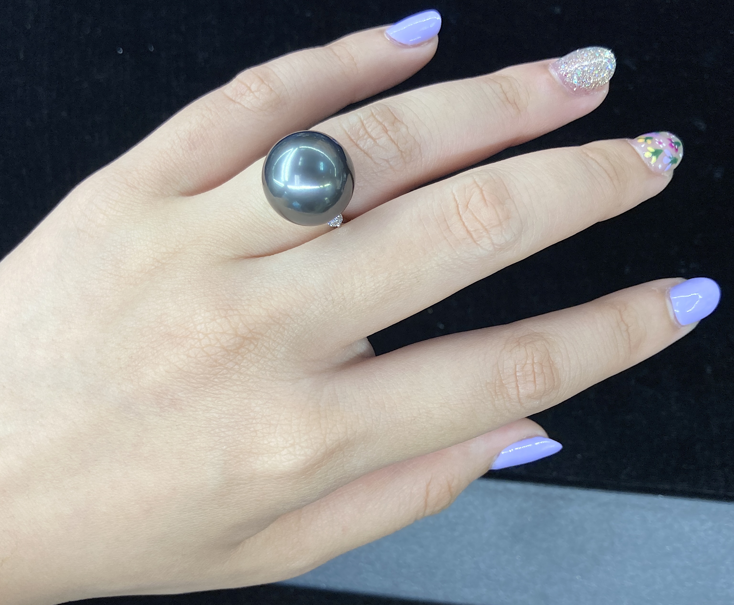 A CULTURED TAHITIAN PEARL AND DIAMOND RING - Image 4 of 5