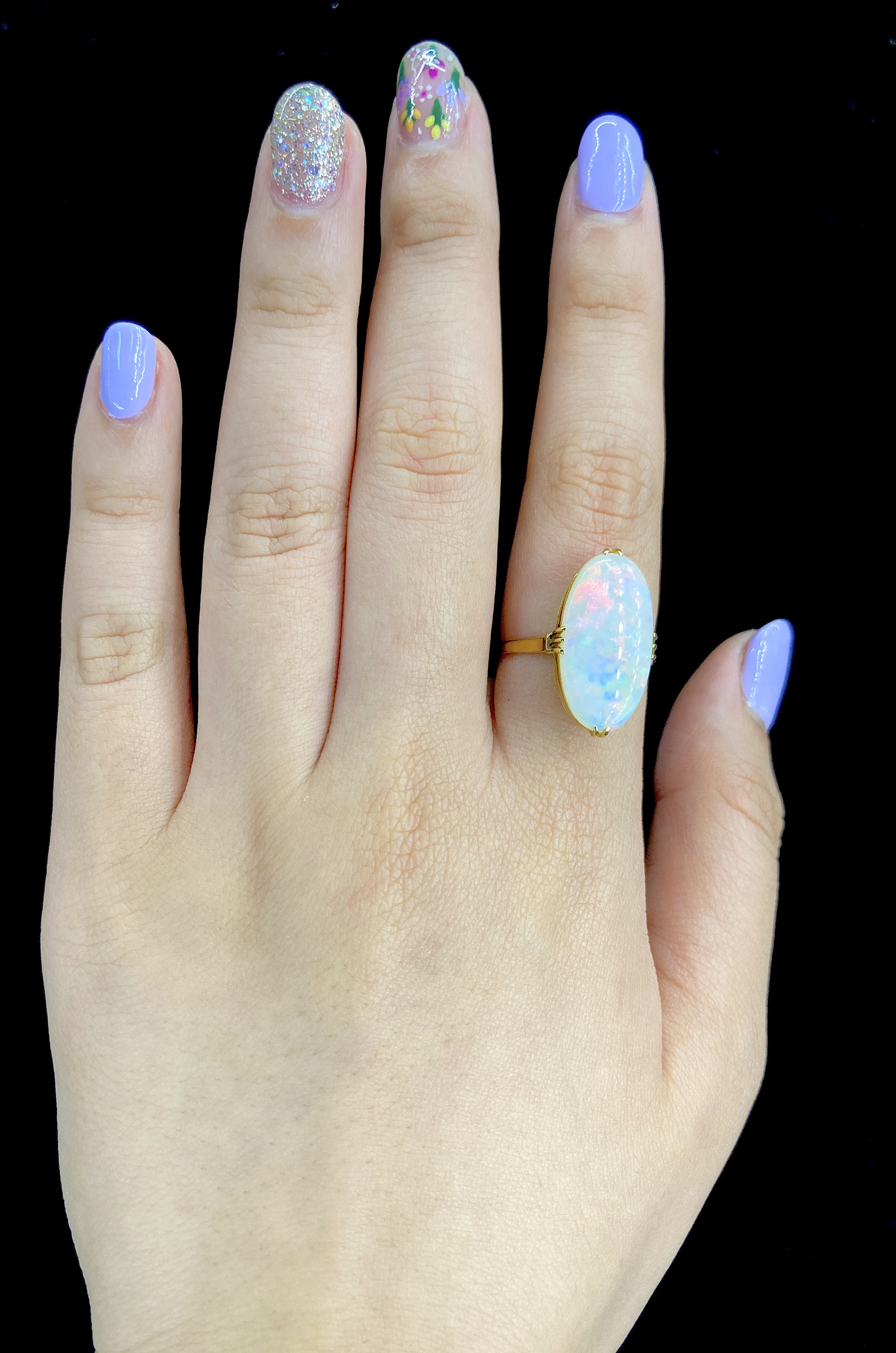A WHITE OPAL AND YELLOW GOLD RING - Image 4 of 4